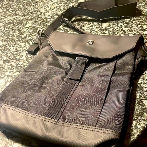 NWOT Victorinox Altmont Original Flapover Digital Bag in black - Picture 2 of 6